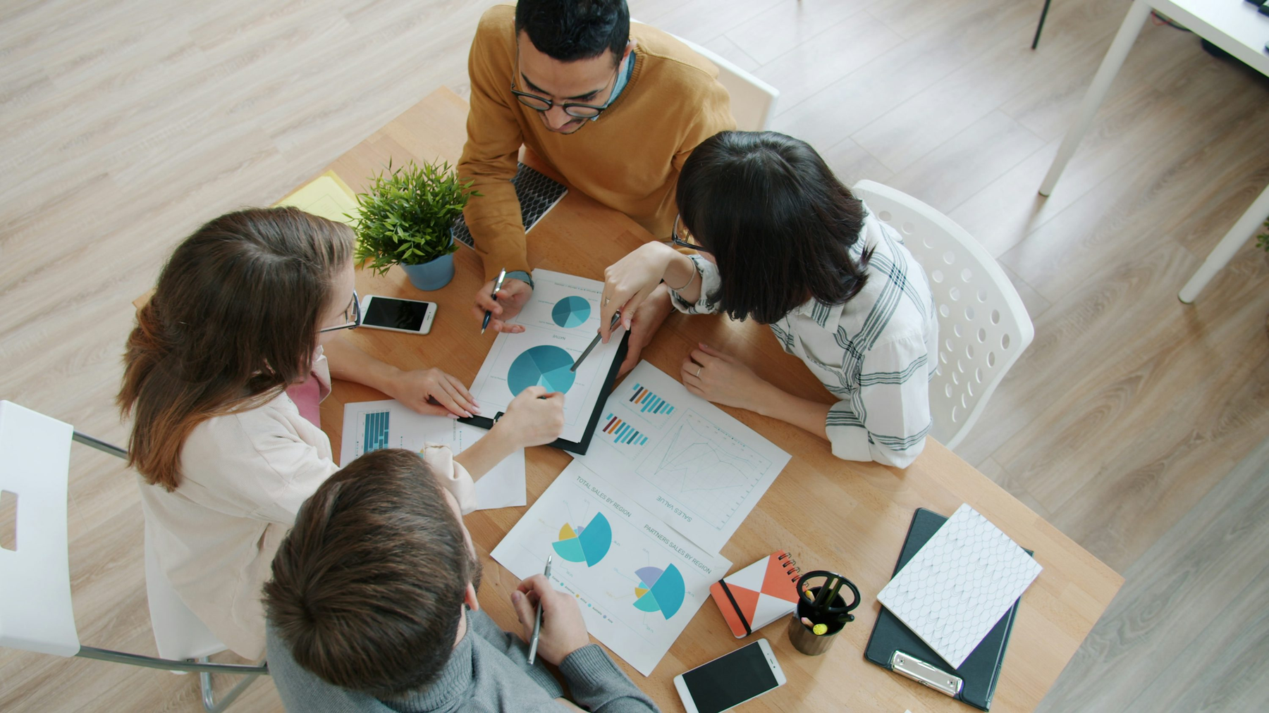 Team bei der Datenanalyse